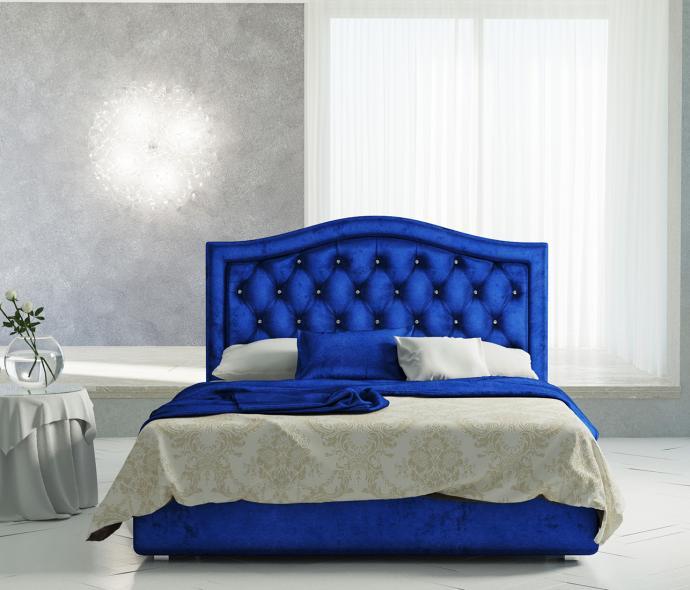 Яркая синяя кровать в белой спальне