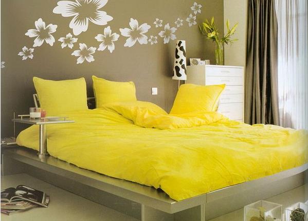 Яркая желтая кровать для обустройства спальни