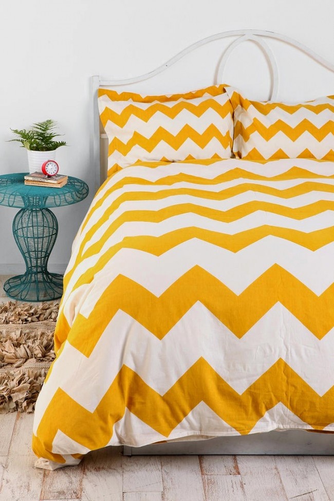 Ярко-желтая кровать для обустройства дома
