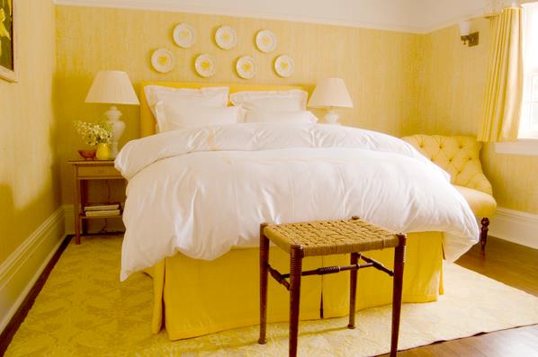 Желтая кровать в интерьере спальни