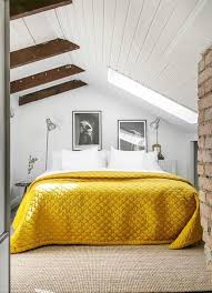 Желтая кровать выглядит ярко и красиво