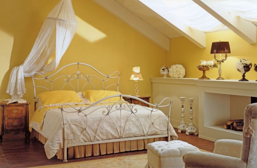 Жетлая металлическая кровать для спальни