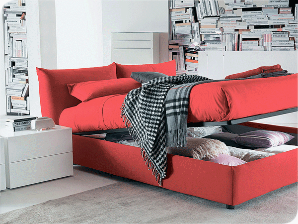 красная кровать дополняет любой интерьер