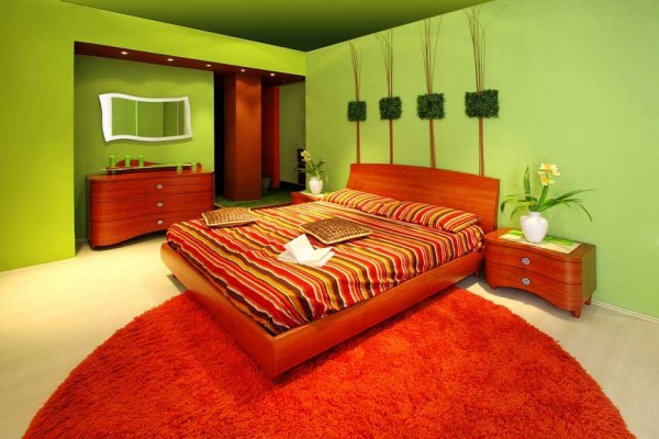 красная кровать в дизайне спальни