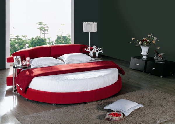 красная кровать выглядит шикарно
