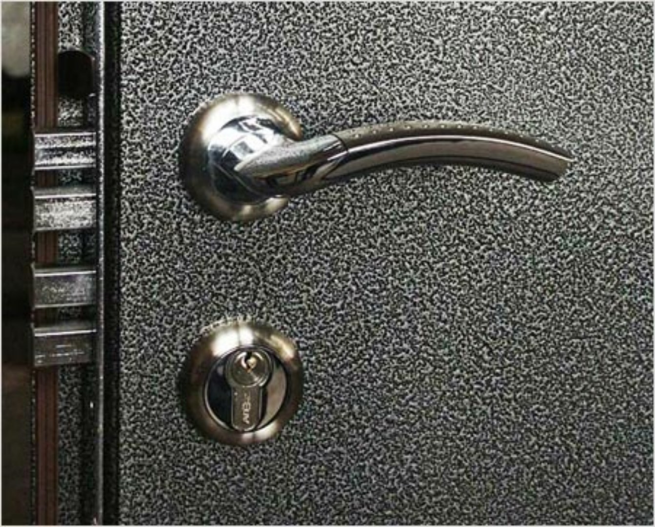 как покрасить молотковой краской металлическую дверь