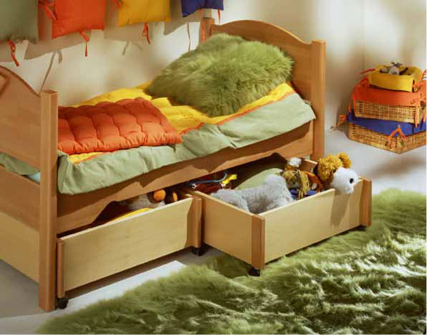 Деревянная кровать для ребенка