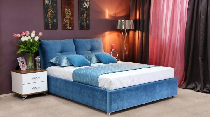 Двуспальная кровать в синем цвете