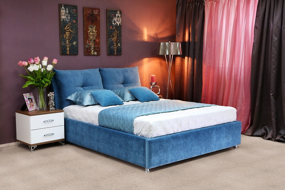 Двуспальная кровать в синем цвете
