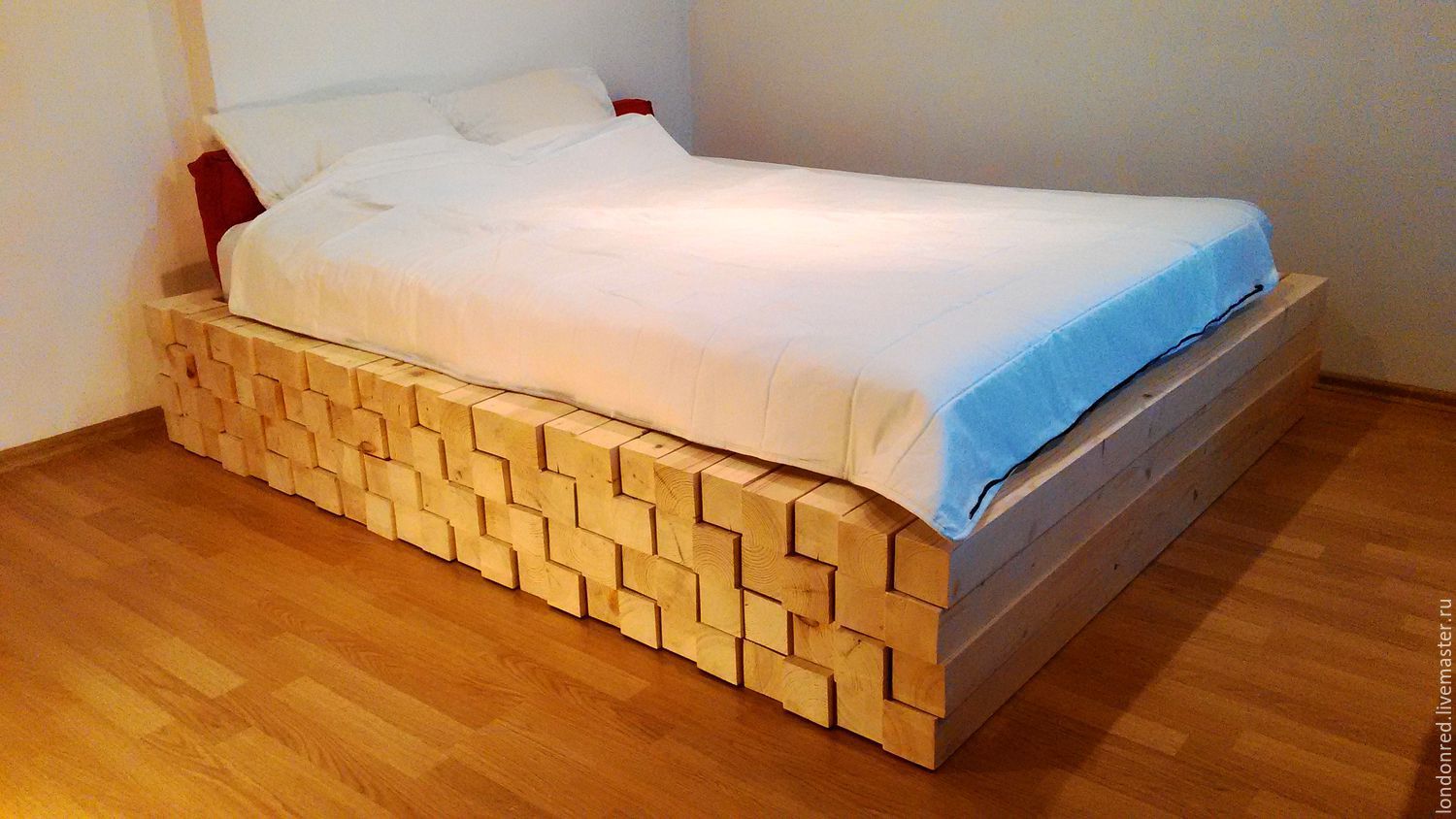 Скинь кровать. Кровать из бруса. Кровать из досок. Самодельная кровать. Самодельная двуспальная кровать.