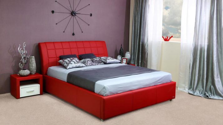 Кожаная кровать в красном цвете