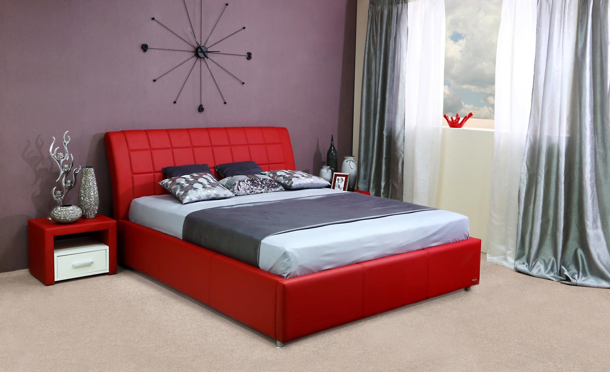 Кожаная кровать в красном цвете
