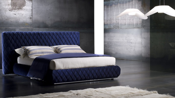 Кровать в синей обивке