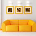 Яркий желтый диван в интерьере