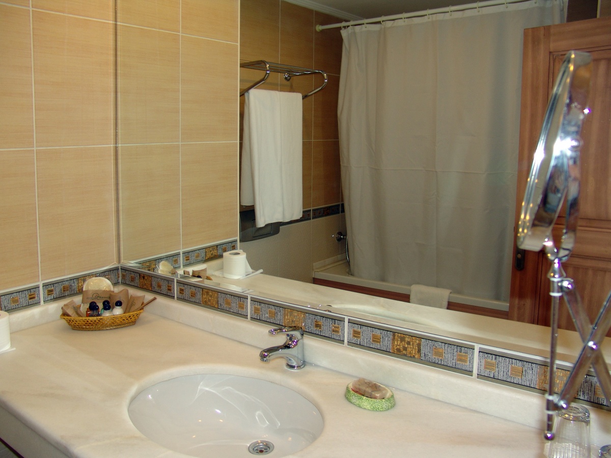 Ванная с большим зеркалом над раковиной