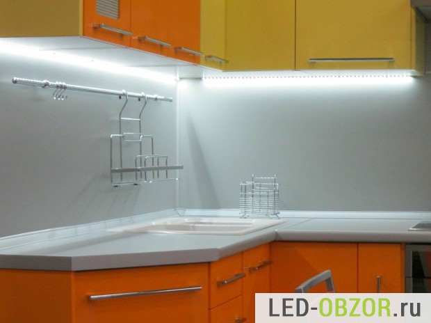 Установка светодиодной ленты на кухне под навесными шкафами в алюминиевом коробе с выключателем