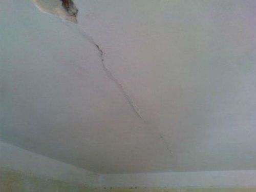 Трещина на потолке в панельном доме