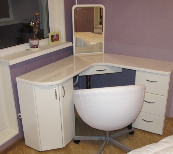Туалетный столик и письменный стол в одной комнате