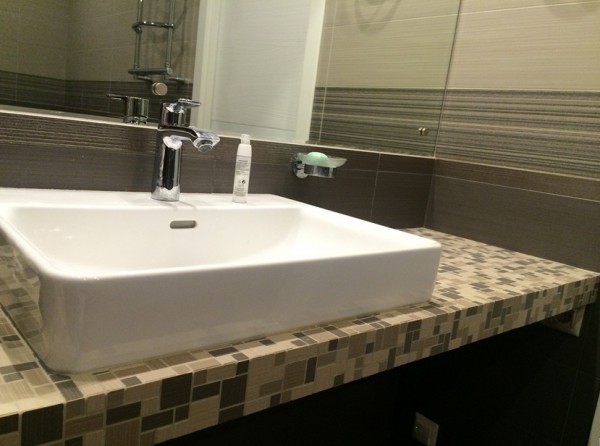 Раковина в ванной комнате, встроенная в столешницу — эргономичный .
