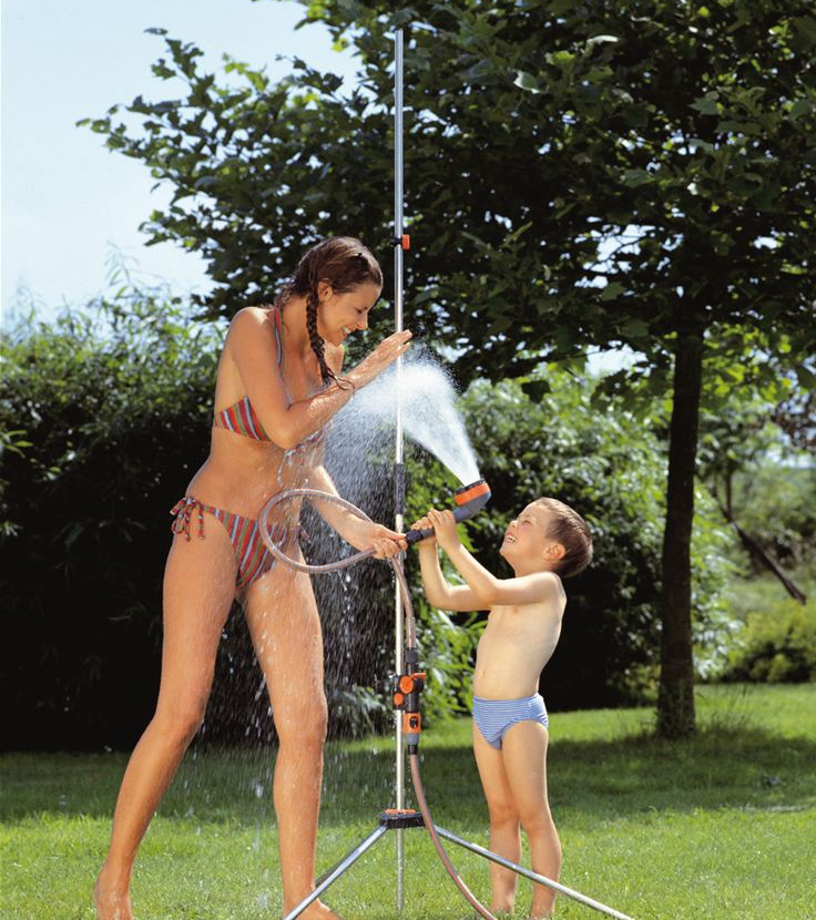 Голая женщина в годах принимает летний душ (42 фото)