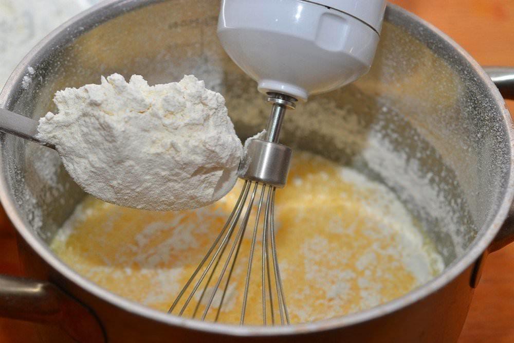 В дрожжевое тесто добавляют соду. Взбивание бисквита. Добавить муку в тесто. Яйца взбитые мука молоко. Мука в бисквитное тесто.