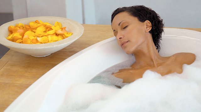 При температуре можно горячую ванну. Ванна с эфирными маслами для расслабления. Глицериновые ванны для тела. Горячая ванна при простуде. Болезнь горячих ванн.