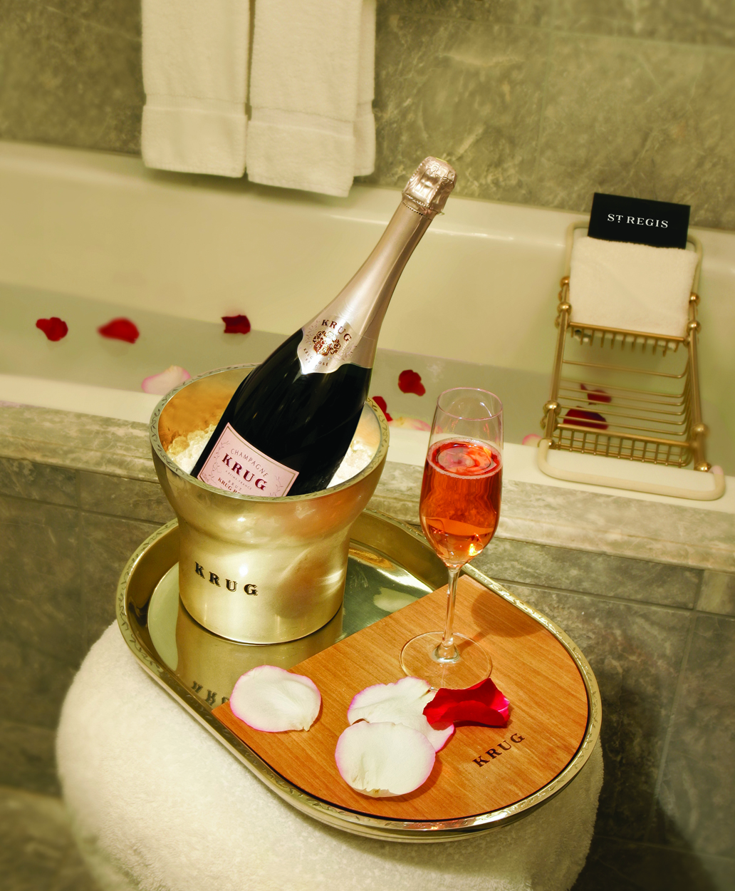 Шампанское в ванной. Шампанское в джакузи. Шампанское в ванне. Ванная с шампанским и розами. Шампанское с лепестками роз.