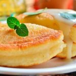 творог и кефир рецепты оладьи. fcec0924b2b6a22c97d7df18270c8812. творог и кефир рецепты оладьи фото. творог и кефир рецепты оладьи-fcec0924b2b6a22c97d7df18270c8812. картинка творог и кефир рецепты оладьи. картинка fcec0924b2b6a22c97d7df18270c8812. Кто же не любит на завтрак сырники, оладьи, блины, панкейки? Таких действительно мало. Так мы уж приучены с детства, по утрам нам часто родители или бабушки готовили что-то из этого. И это, правда, вкусно, особенно вприкуску с медом, вареньем. Некоторые любят поливать оладушки жидкой карамелью или сгущенкой.