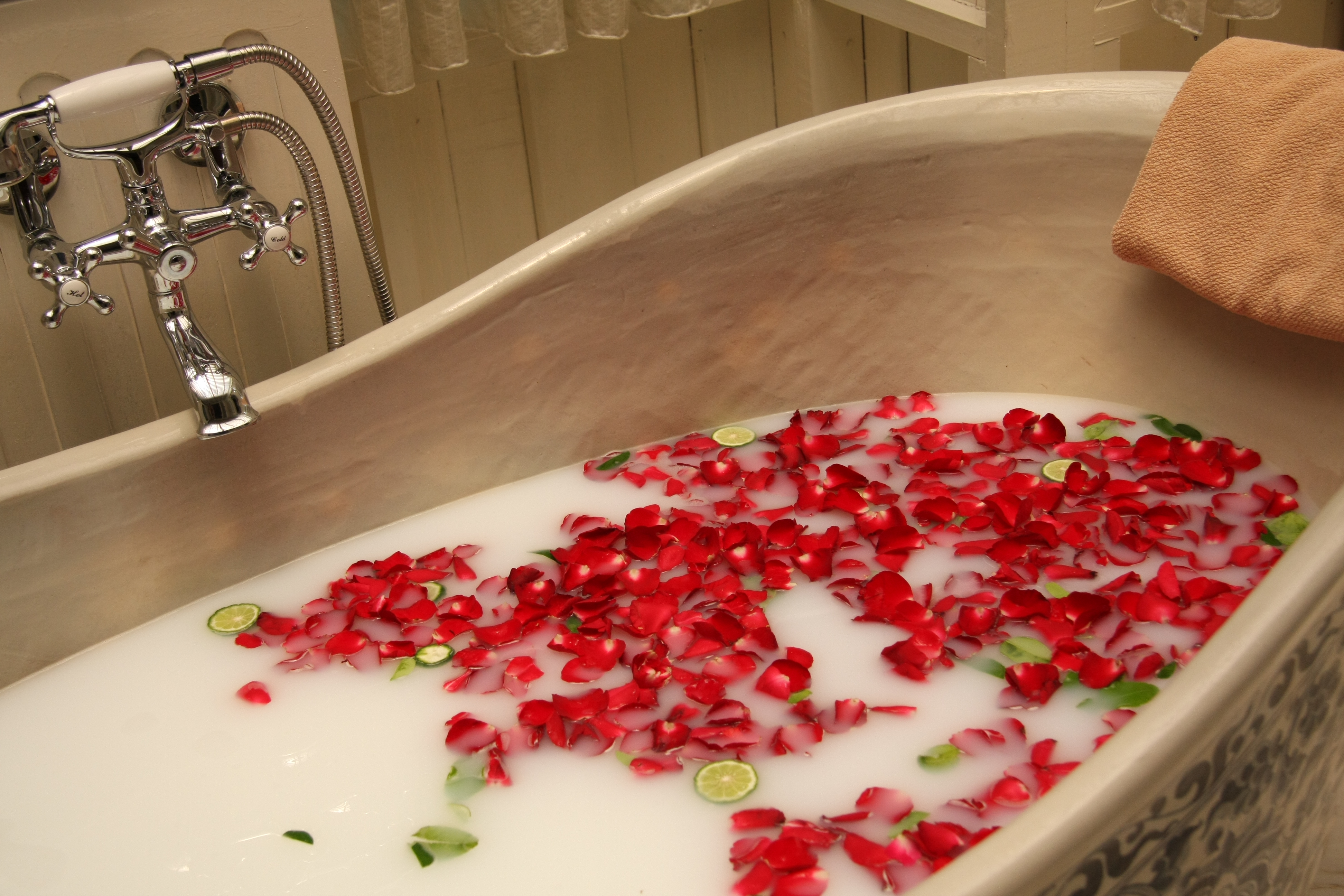 Что делает горячая ванна. Молочная ванна Клеопатры. Ванная с розами. Ванна с лепестками. Ванная с лепестками роз.