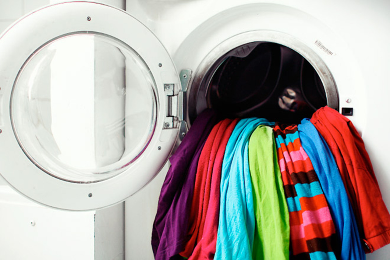 Цветное стирка. Одежда в стиральной машине. Цветные вещи в стиральной машине. Цветная одежда стирка. Постирать цветные вещи.
