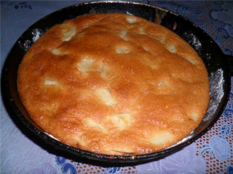 Пирог в сковороде на плитке