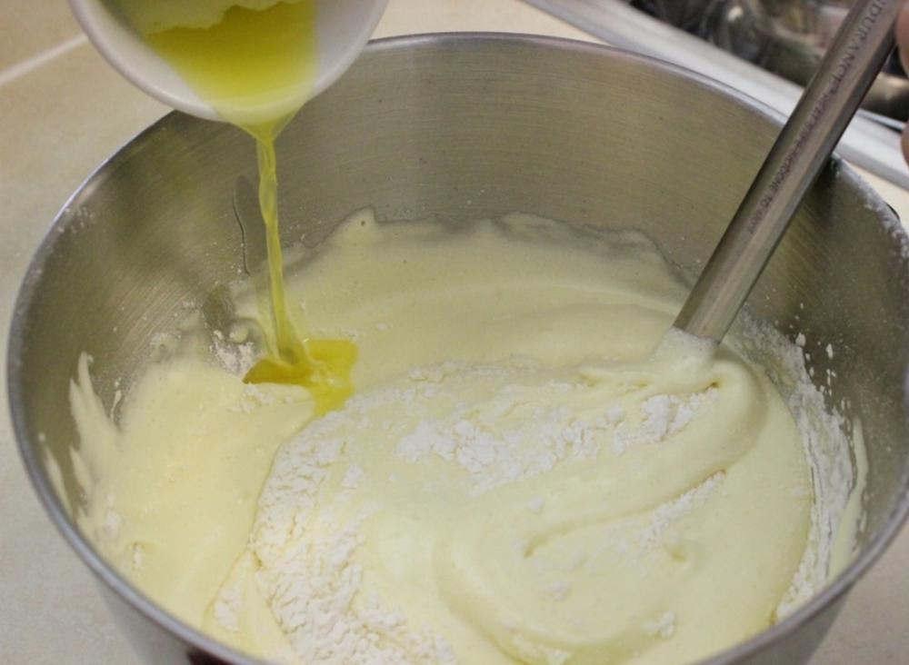 Растопленное масло мука. Тесто в масле. Взбитые яйца добавить в тесто. Добавить муку в тесто. Мука яйца перемешиваю.