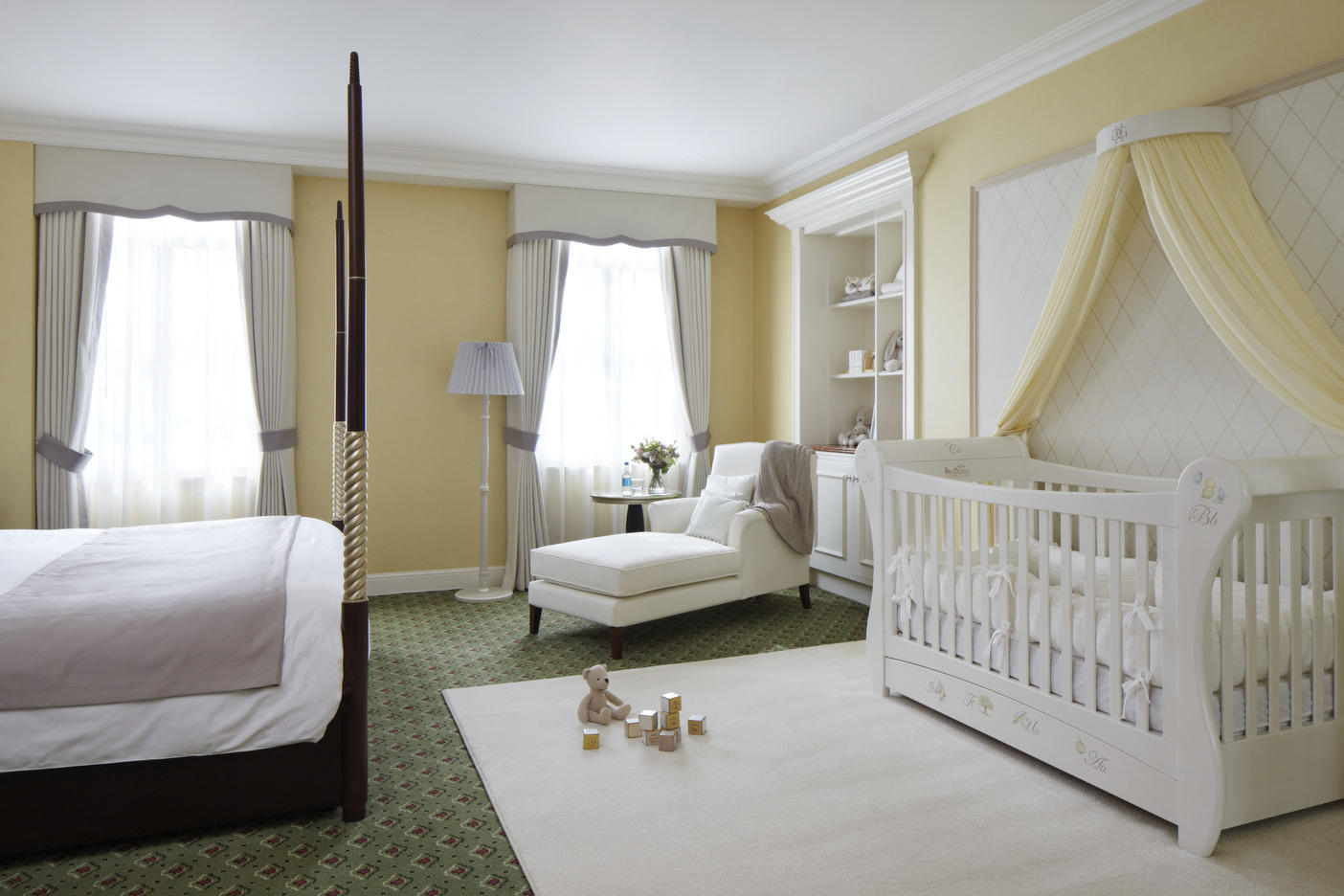 Baby bedroom. Комната для новорожденного. Спальня совмещенная с детской кроваткой. Спальня с детской кроваткой в родительской комнате. Детская кроватка в спальне родителей.