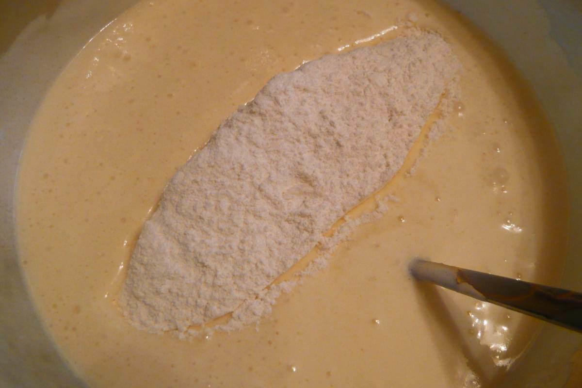 Тесто в мультиварке рецепт. Шарлотка в мультиварке редмонд. Тесто для шарлотки стакан муки яйца сахар. Рецепт шарлотки в мультиварке редмонд. Как добавлять муку в тесто для шарлотки.