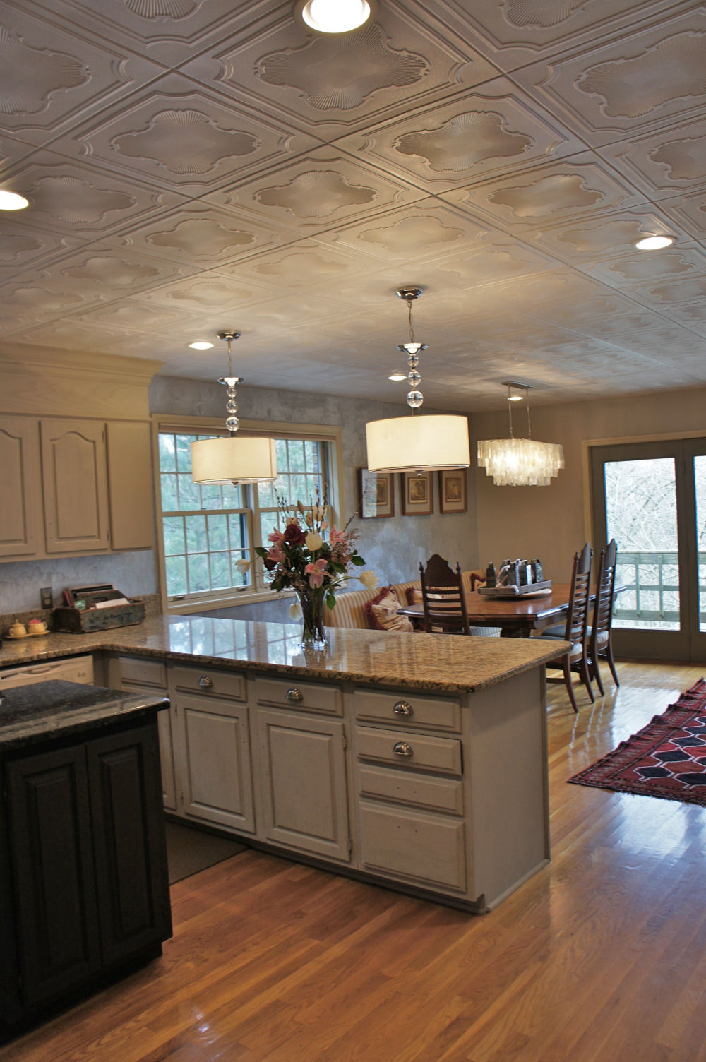 Какие потолки лучше сделать в доме. Кухня в потолок. Потолочные плиты на кухню. Потолочные плиты в интерьере. Красивый потолок на кухне.