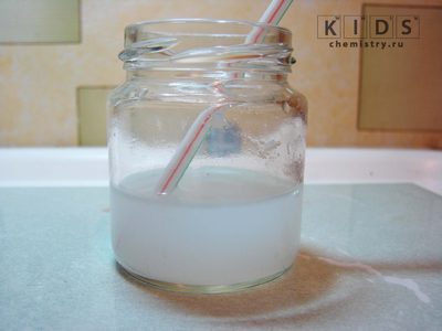 Прозрачный раствор гидроксида кальция. Известь в воде. Известковая вода вода. Стакан с известковой водой. Опыты по химии известковое молоко.