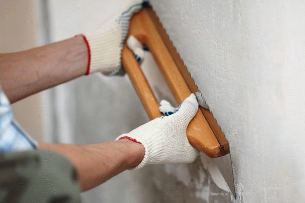 Как шпаклевать стены в квартире под обои