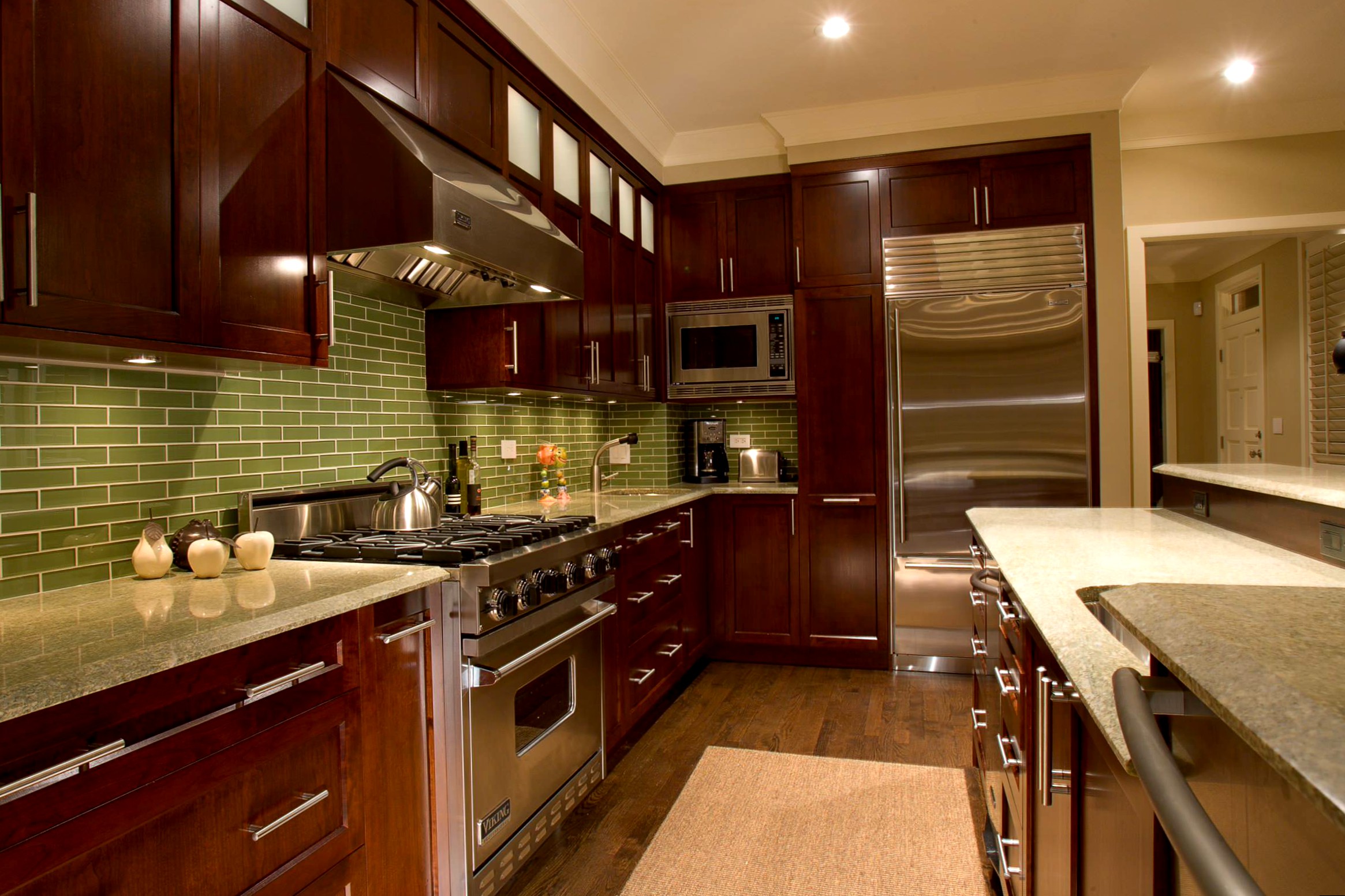 Кухни така. Коричневая кухня в интерьере. Кухня в коричневом цвете. Кухня в коричневых тонах. Кухня с коричневой мебелью.