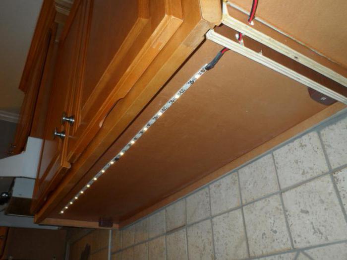 монтаж светодиодной ленты на кухне под шкафами