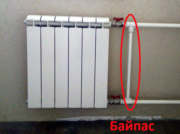 Можно ли перекрывать отопление. Радиатор отопления биметаллический с байпасом. Байпас на батарее отопления с краном. Кран на байпасе радиатора отопления. Байпас на батарее.