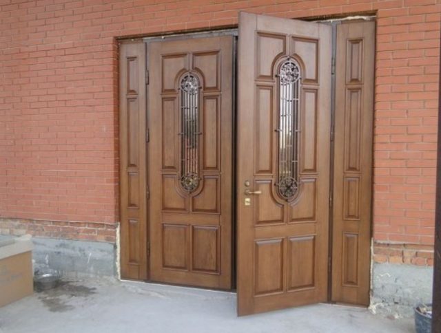 Двухстворчатые металлические входные двери