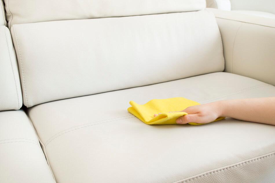 Чем чистить кожаный диван